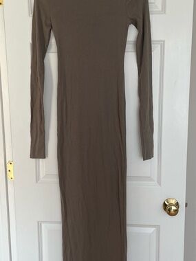 Eterne Long-Sleeve Bodycon Maxi Dress in Taupe Brown